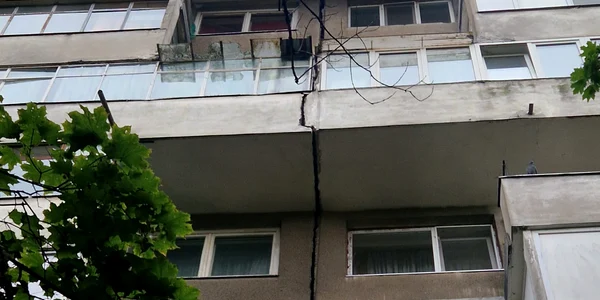 Bloc de pe Drumul Taberei, rupt de cutremur 