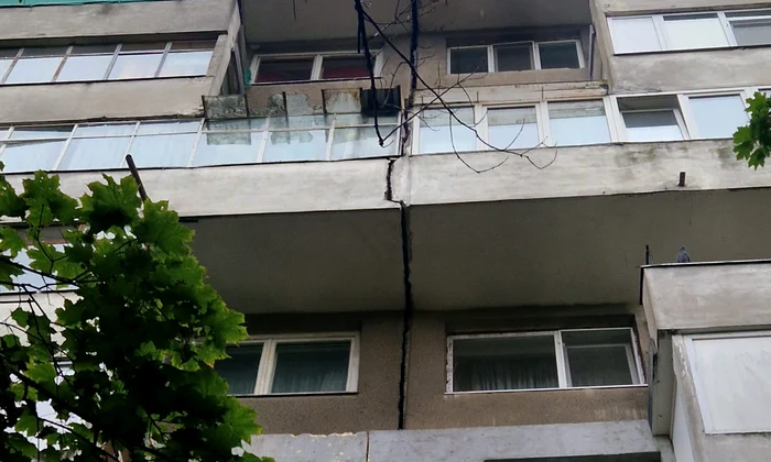 Bloc de pe Drumul Taberei, rupt de cutremur