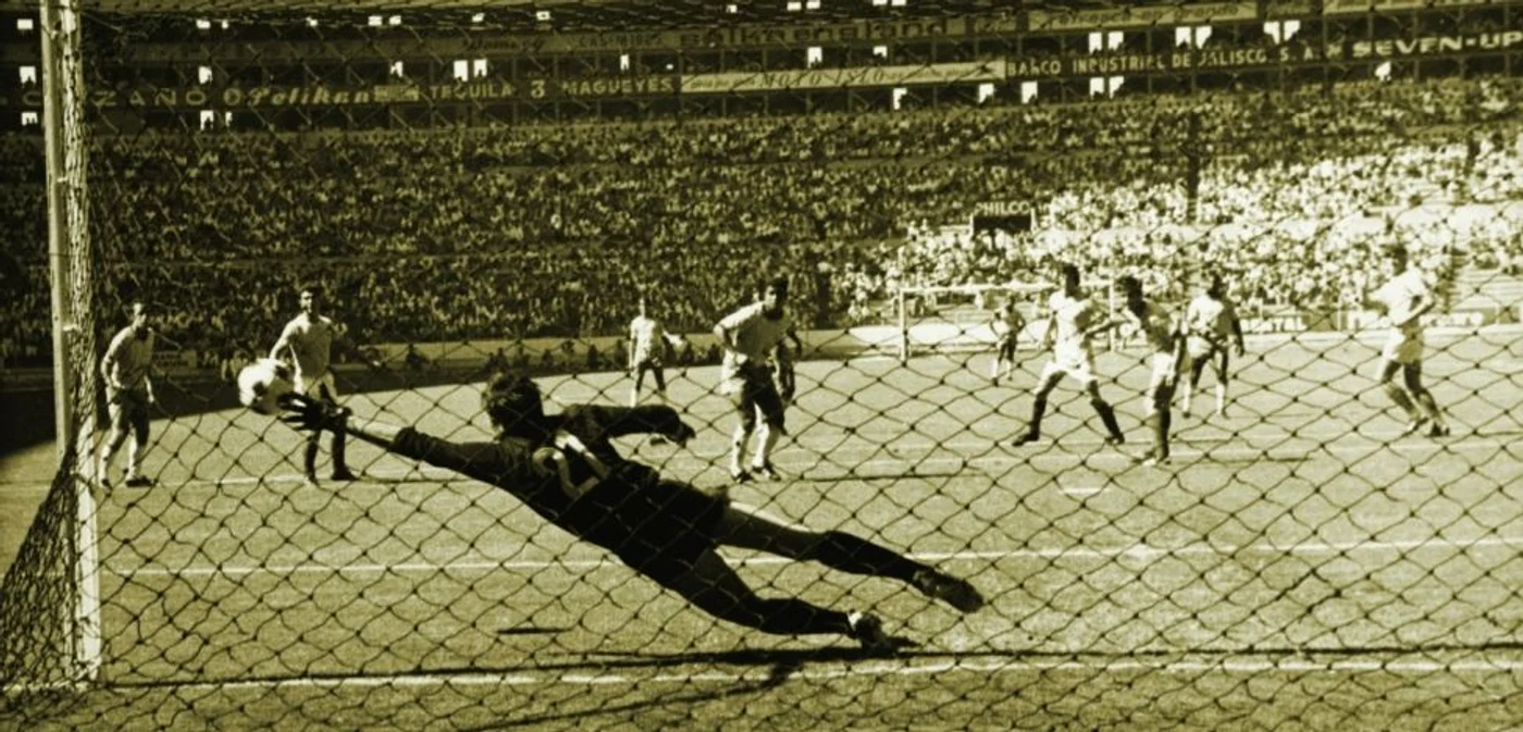 Apără Adamache!          Fotografii: Getty Images, revista „Sport“, „Mexic 70. Jurnal sentimental“ de I. Chirilă