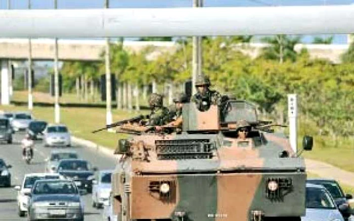 Tancurile armatei păstrează ordinea publică în statul Bahia p Foto: reuters