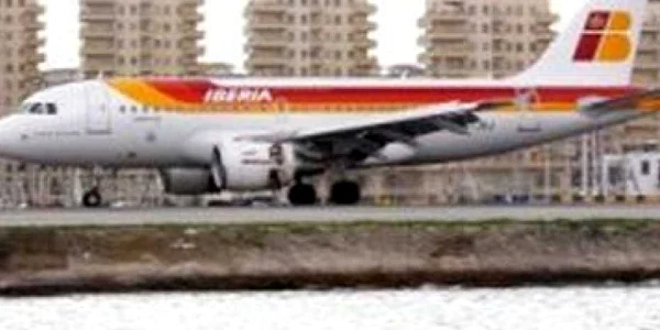Un avion a aterizat de urgenţă din cauza unui bărbat care transporta droguri