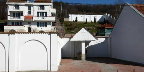 Hoţii au dat spargerea imediat după ora 22.00