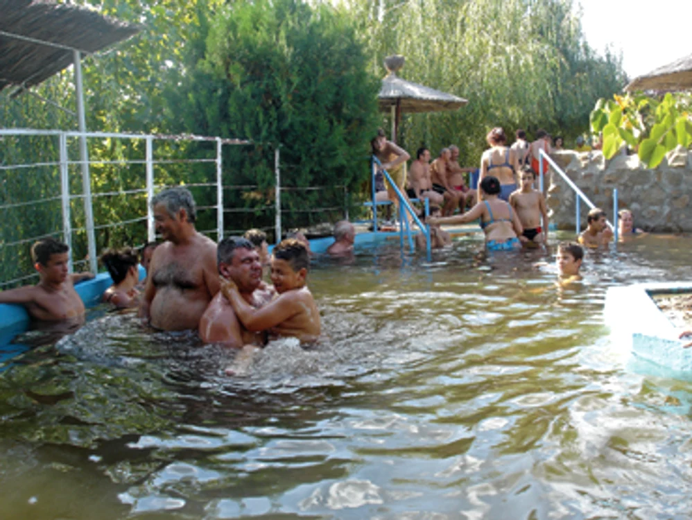 Arad: Arădenii se relaxează în apă cu minerale