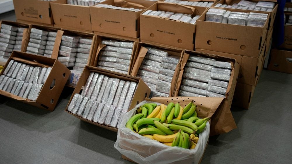 Zeci de kilograme de cocaină au fost găsite sub cutiile cu banane: descoperirea angajaților unui lanţ de supermarketuri din Franța