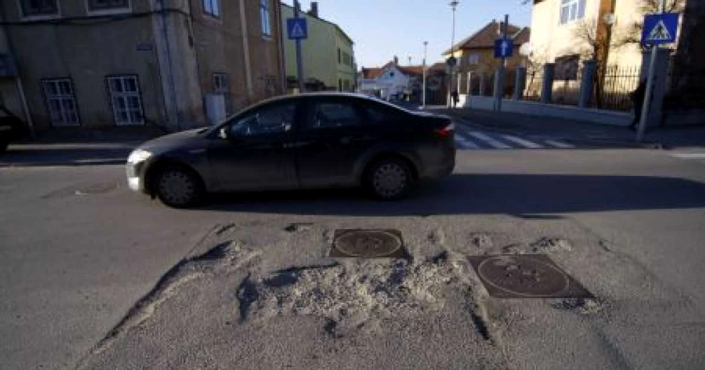 Gropile din intersecţie "rup" maşinile sibienilor.