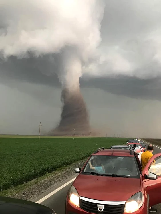 
    La bordul autocarului răsturnat se aflau 40 de persoaneFoto: Facebook  