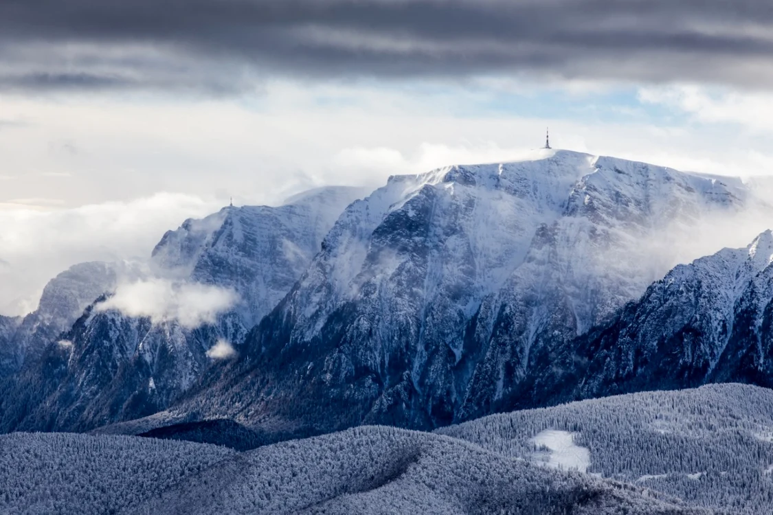 Masivul Bucegi şi crucea de pe Caraiman. Vedere dinspre Postăvaru Foto Shutterstock