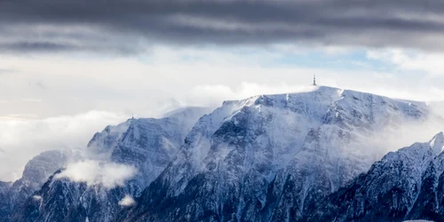 muntii bucegi cruce caraiman iarna foto shutterstock