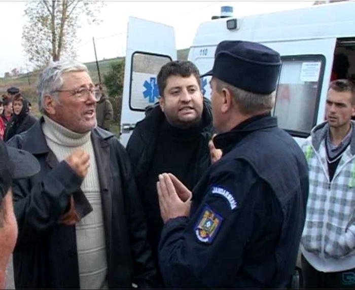 Lucian Timofticiuc printre protestatarii de la Pungeşti Sursa