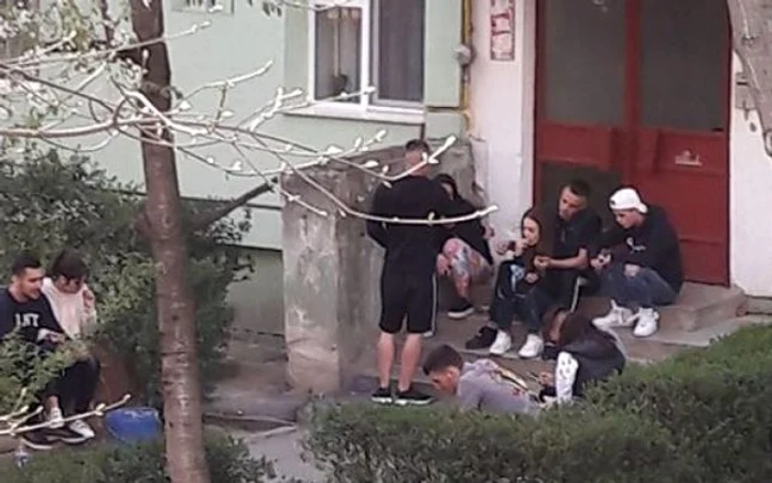 
    Grupul de tineri nu ține cont de restricțiiFoto: Facebook / Claudia Matei - Pitesti, orasul meu!  