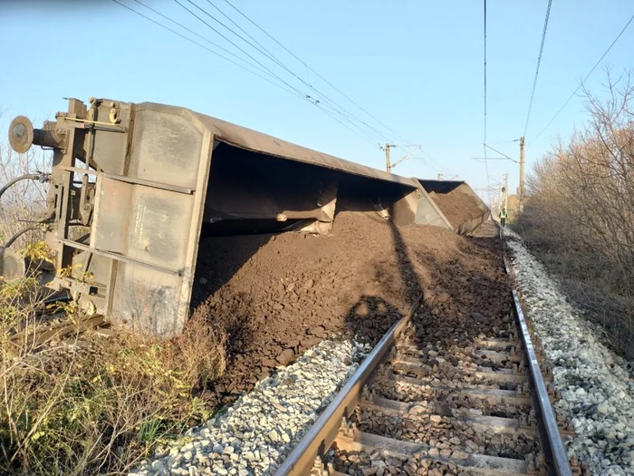 Garnitura feroviară, compusă din 39 vagoane, încărcate cu cărbune, a deraiat la Răcari. FOTO A3 CNN