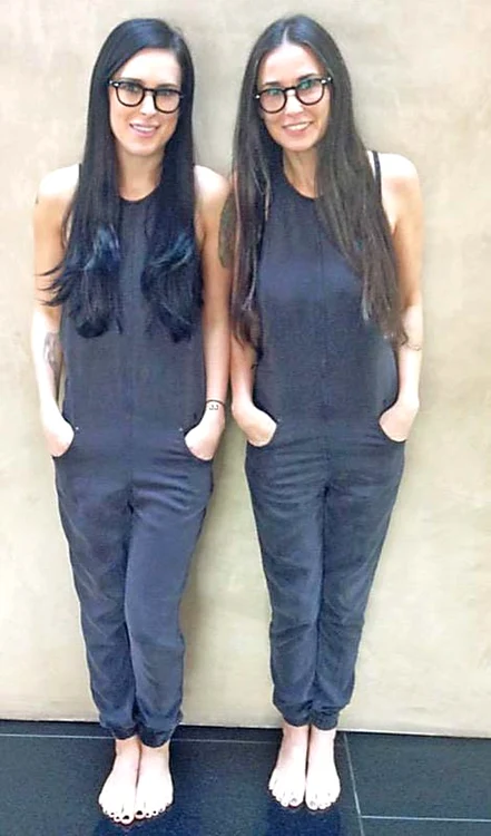 Rumer (26 de ani, stânga) şi-a pus perucă să semene cu mama ei, Demi (de 52 de ani)