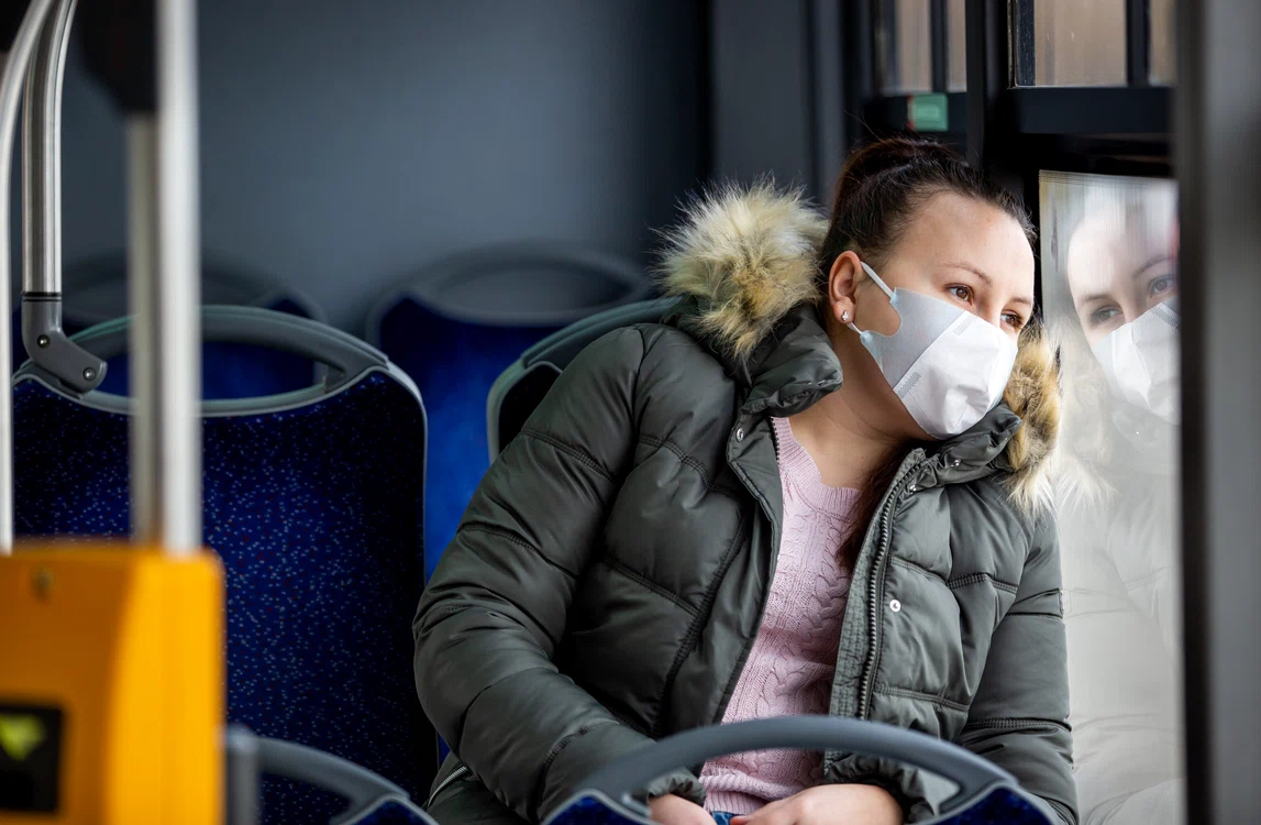 
    Masca de protecție este obligatorie în spaţiile publice, pieţe, mijloacele de transport în comun foto: Shutterstock  