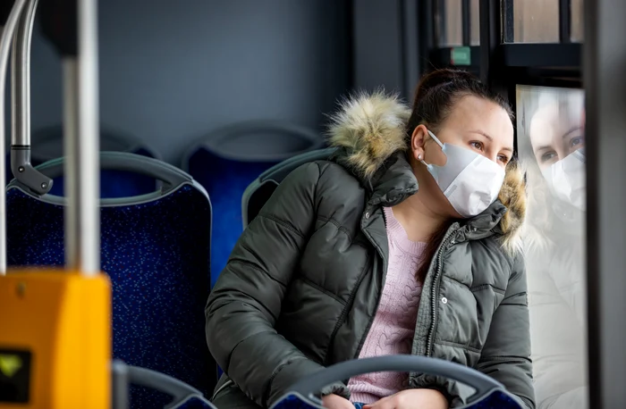 
    Masca de protecție este obligatorie în spaţiile publice, pieţe, mijloacele de transport în comun foto: Shutterstock  