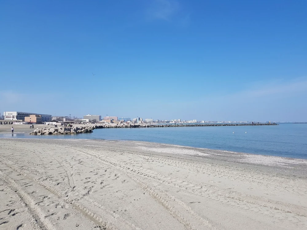 Oameni pe plaja Mării Negre