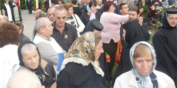 Oamenii au aşteptat ore în şir să se închine la moaşte