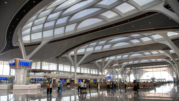 Cea mai mare gară din lume a fost deschisă recent în China.