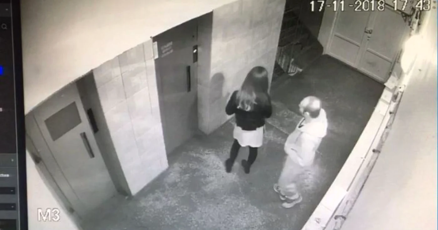 Tânăra a fost atacată în timp ce aştepta liftul
