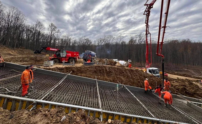 Lucrări la tunelurile de pe Autostrada Lugoj - Deva. Foto: DRDP Timișoara