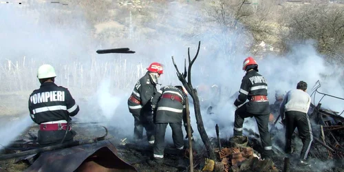 Încercând să pună foc la vegetaţia uscată şi-au incendiat propriile gospodării