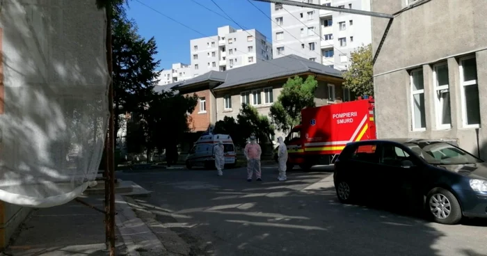 pacienti in curtea sju slatina