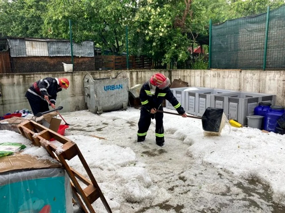 
    Strat gros de grindină așternut pe sol în HorezuFoto: ISU Vâlcea  