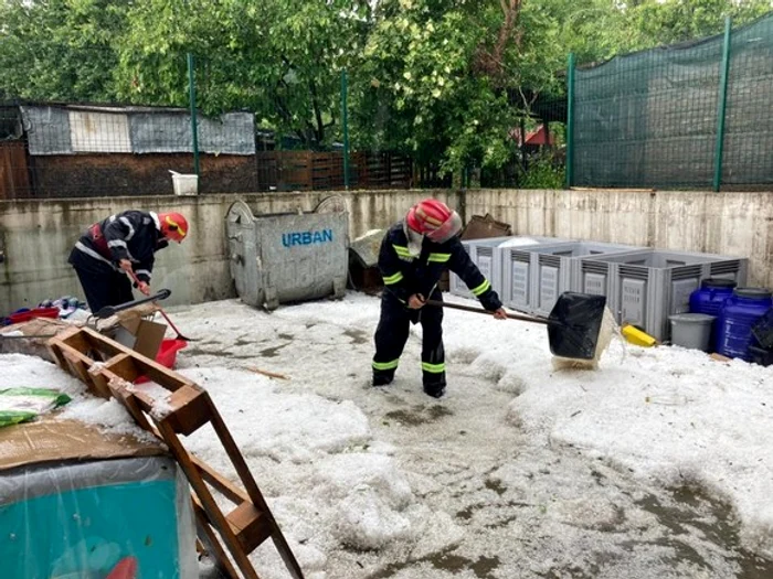 Strat gros de grindină așternut pe sol în HorezuFoto: ISU Vâlcea