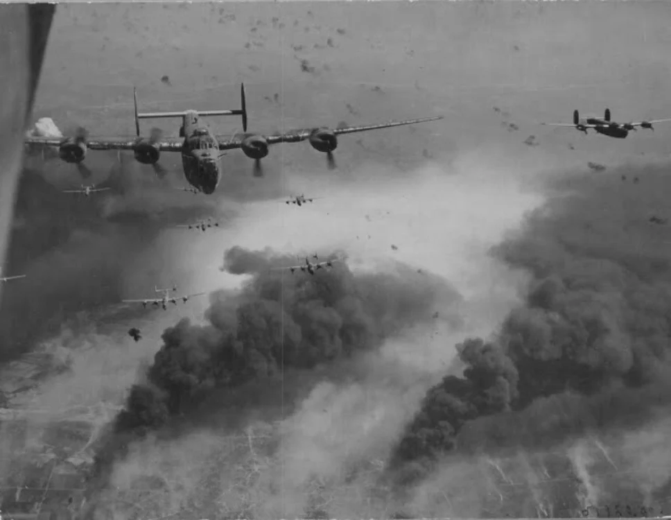 România a fost, timp de 5 luni, ţinta unor bombardamente aliate sângeroase FOTO: Asociaţia Memorial Ploieşti: Atacul avioanelor B-24 Liberators din divizia 15 AAF (US Army Air Forces) la Rafinăria Concordia Vega - 31 mai 1944