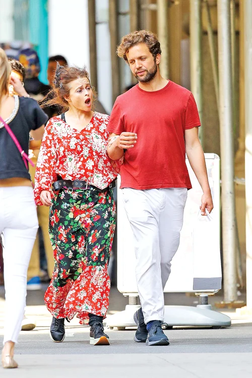 Helena Bonham  Carter a atras  toate privirile  cu hainele  în timp ce se  plimba prin  New York  cu iubitul