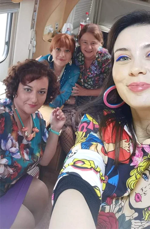 
    Liliana Mocanu, Anca Dumitra, Ecaterina Țugulea și Mirela Oprișor protejate de umbrele la filmări  