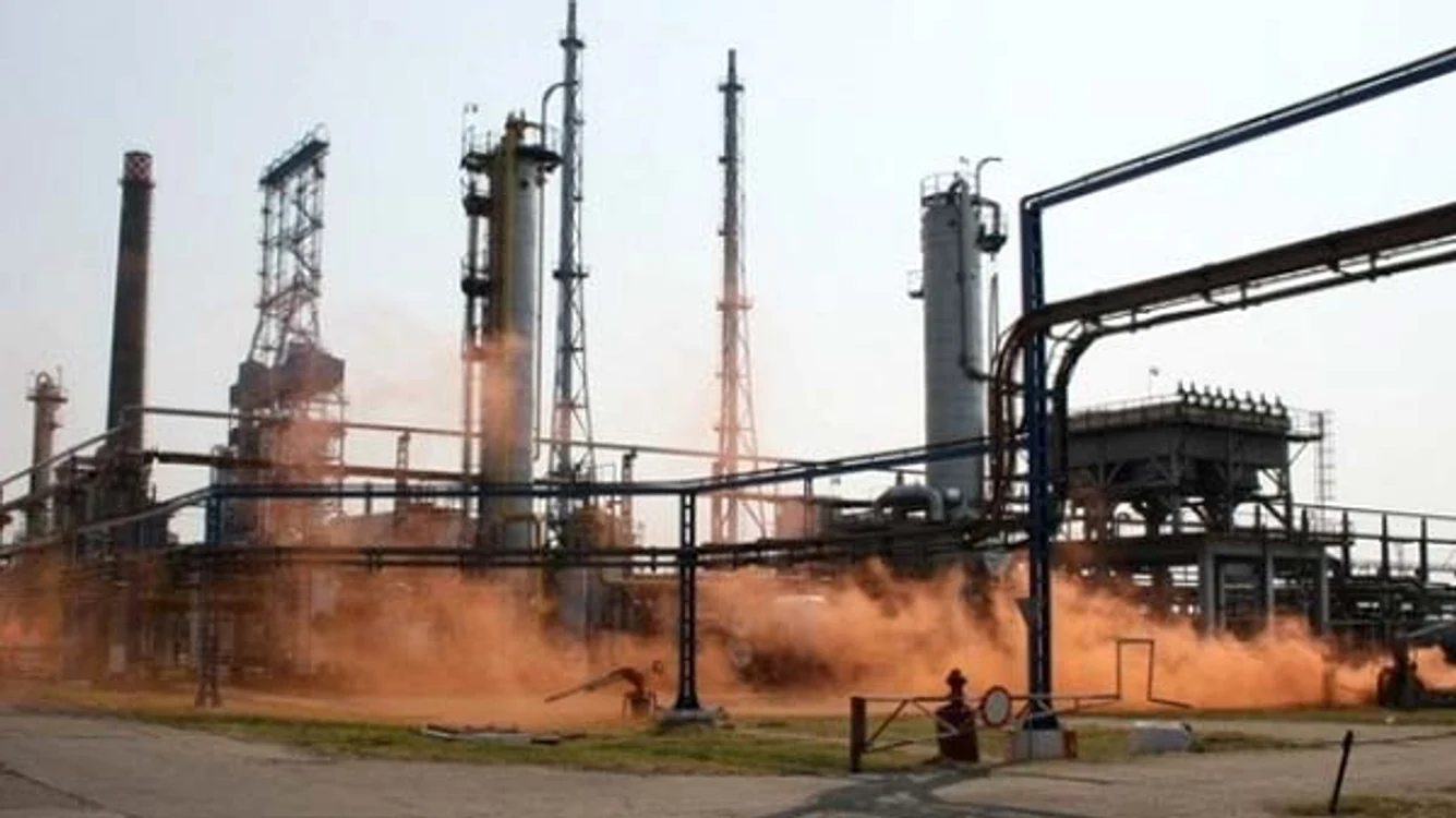 
    Patru persoane au fost rănite luni într-o explozie la Rafinăria Petromidia, dintre care una a murit marți dimineață   