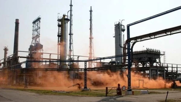 Patru persoane au fost rănite luni într-o explozie la Rafinăria Petromidia, dintre care una a murit marți dimineață