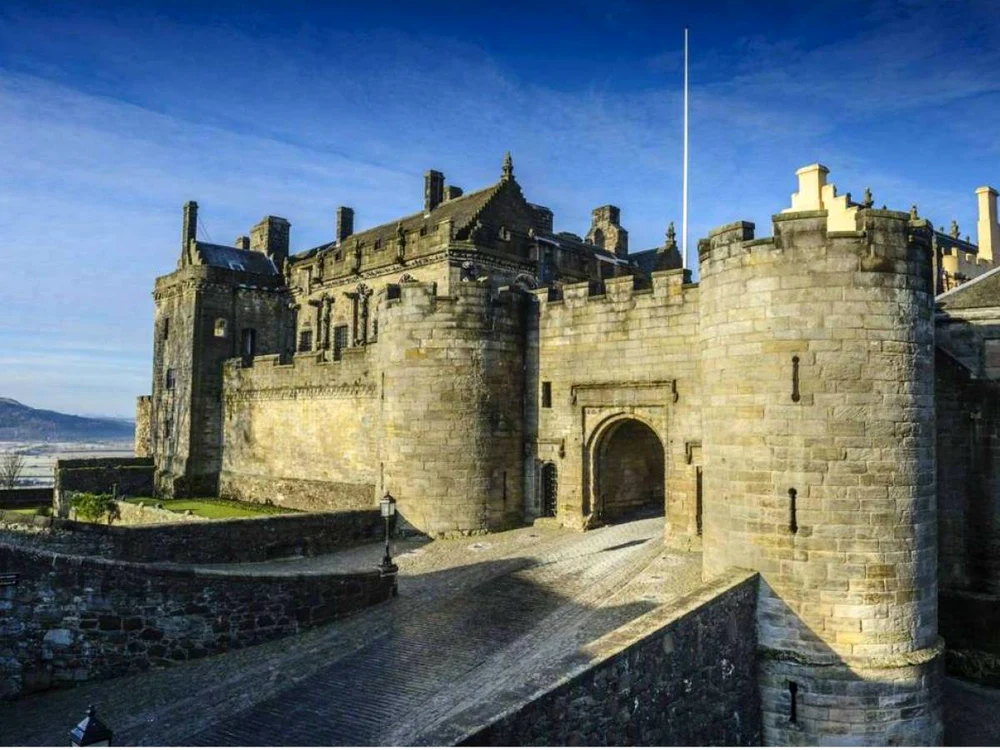 Castelul Stirling- Datează de la începutul secolului al XII-lea, însă marea parte a castelului care a supravieţuit până astăzi a fost ridicat în perioada 1490-1600. Castelul este poziţionat pe o stâncă vulcanică, şi este locul de naştere a mai multor suverani ai Marii Britanii, sau de încoronare al acestora.