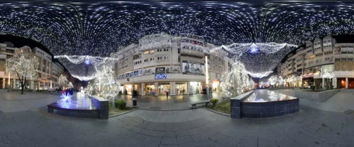 Bănia iluminată festiv. Foto: Victor C. Boldîr