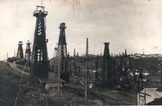 Sonde de petrol la Moreni, județul Prahova, în perioada interbelică (© Imago Romaniae)