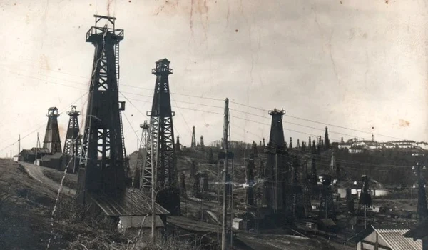 Sonde de petrol la Moreni, județul Prahova, în perioada interbelică (© Imago Romaniae)