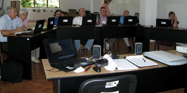Ei învaţă noţiunile de bază în utilizarea calculatorului