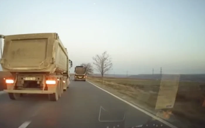 Şoferul camionului a intrat pe contrasens pentru a nu-i permite maşinii din spatele său să îl depăşească FOTO captură video