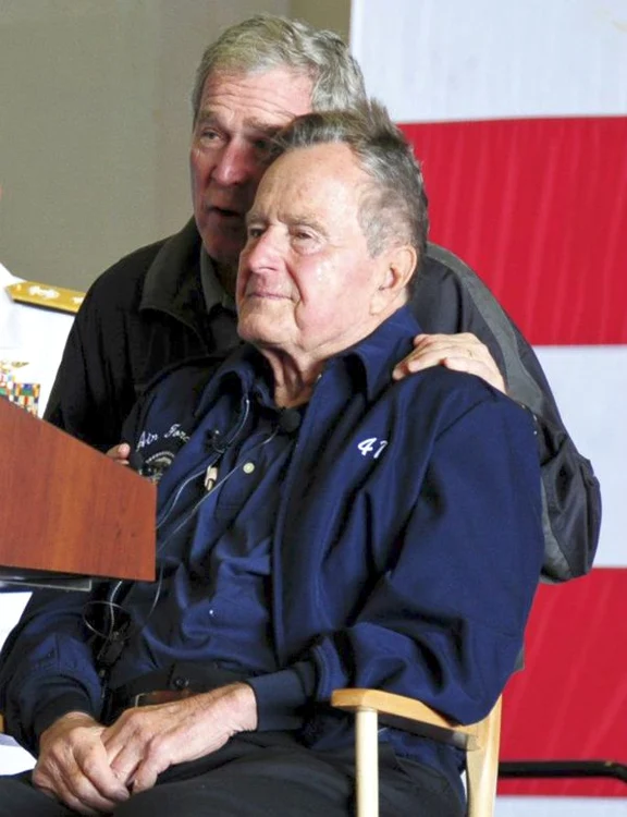 
    George Bush junior şi senior, cei doi foşti preşedinţi ai Statelor Unite, într-o imagine din iunie 2012. (Foto: Reuters)  