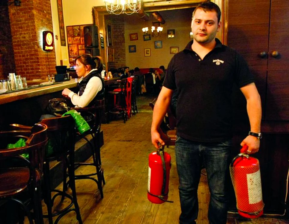 Ospătarul Alin Marancea  (25 de ani) de la „Vintage  Pub” se bucură că nu a fost  nevoit să folosească până  acum cele două stingătoare  de incendiu