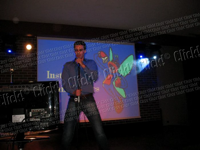 Mircea Badea face show la karaoke.