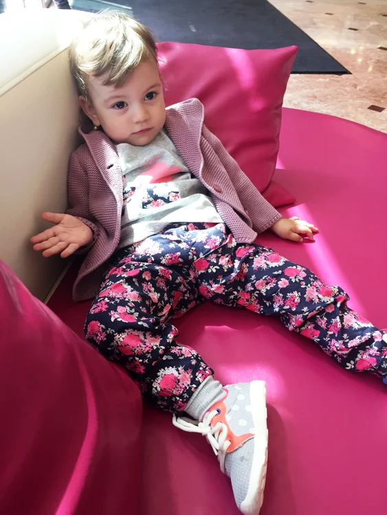 Micuţa Ava a fost foarte cuminte la petrecerea de ziua ei
