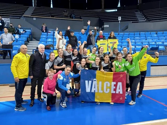 Campioana Naţională a României la handbal feminin şcolar - echipa Colegiului Energetic Râmnicu Vâlcea - locul III la Campionatul Mondial Foto Adevărul - credit Colegiul Energetic Râmnicu Vâlcea