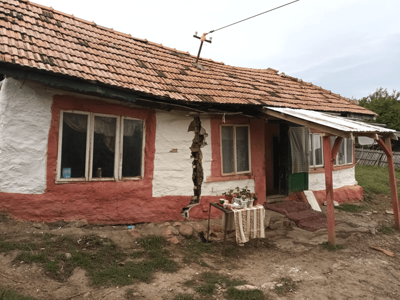 Casă ruptă în două de o alunecare de teren, în județul Buzău. Familia a fost mutată în containere