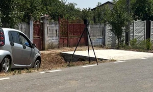 O fetiță de 3 ani a murit după ce a fost lovită de o mașină 