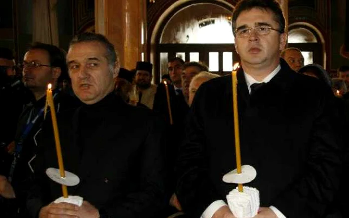 Becali şi Oprişan au stat unu lângă altul la funeraliile arhiepiscopului Epifanie Foto: Facebook