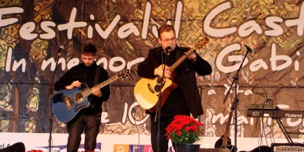 „Festivalul Castanilor“ adună interpreți de muzică folk din toată țara. (Foto casadecultura.ro) 