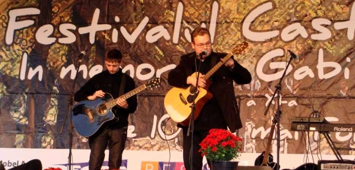 „Festivalul Castanilor“ adună interpreți de muzică folk din toată țara. (Foto casadecultura.ro) 