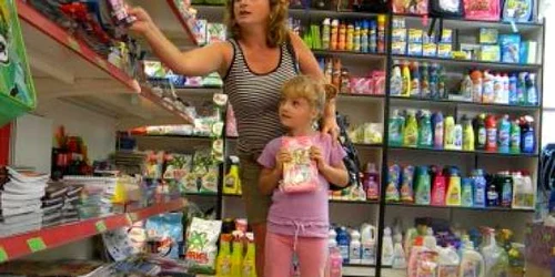 Bistriţa : Elevii din familii sărace primesc rechizite gratuite