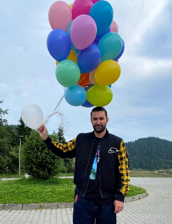 Livingul a fost transformat într-un adevărat cinematograf, cu ajutoul unui ecran de proiecții gigantFotografii: GraphGeeks.ro